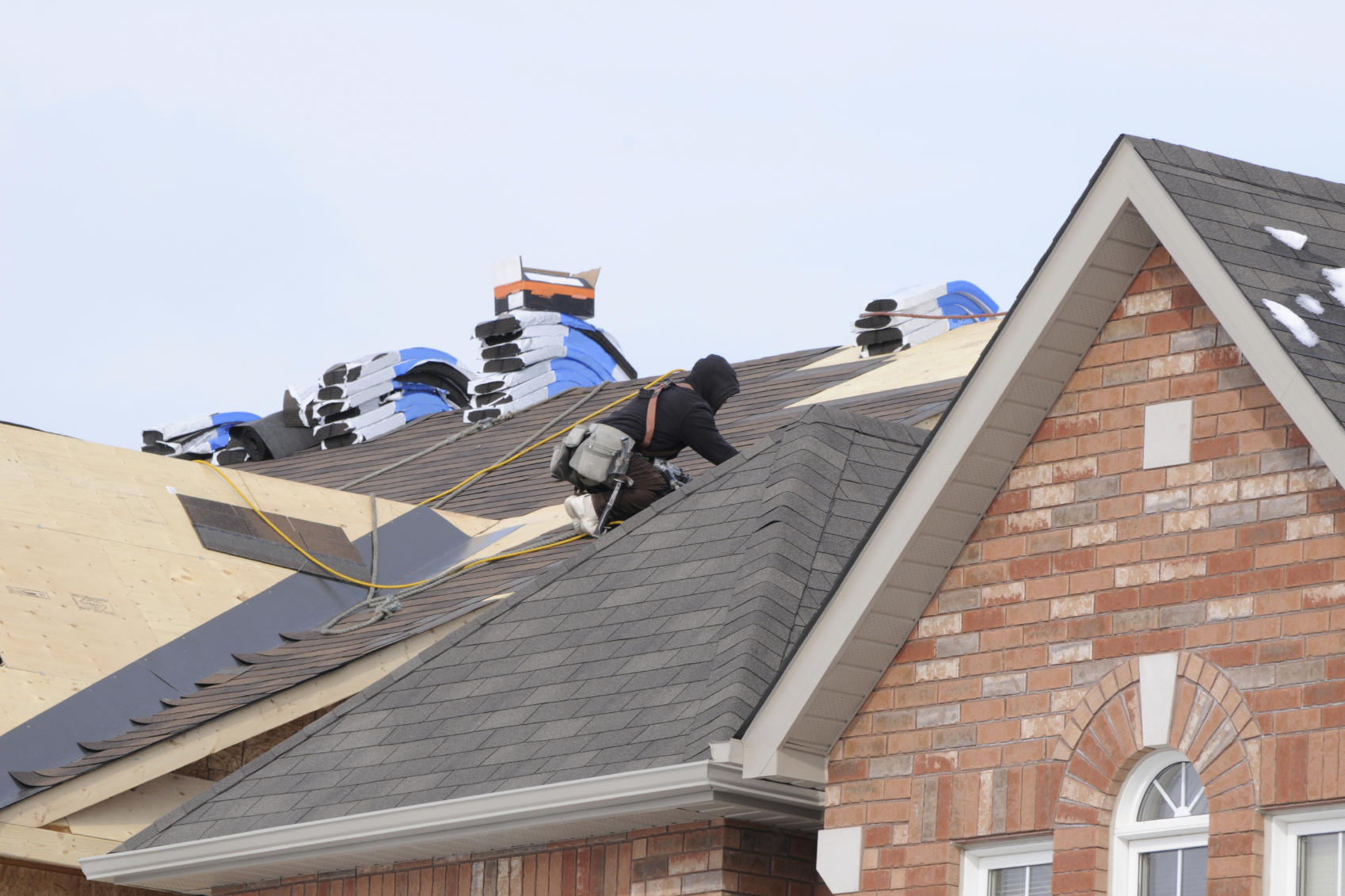 Effects of roofing shingle color on energy efficiency